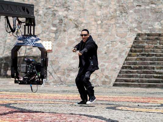 Para ir calentando el ambiente mientras llega el estreno mundial de "Prestige", Daddy Yankee lanzó unas impresionantes imágenes, detrás de cámaras, de lo que será su próximo videoclip titulado "Limbo".