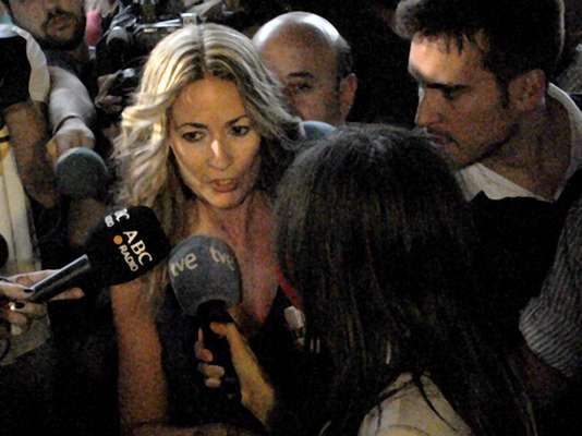 La concejal socialista Olvido Hormigos Carpio presentó su carta de renuncia en el Ayuntamiento de Los Yébenes, España, después de que circulara en las redes sociales un video casero de contenido xxx que la tiene como única protagonista, sin embargo, gracias al apoyo en las redes sociales la funcionaría decidió no dimitir.