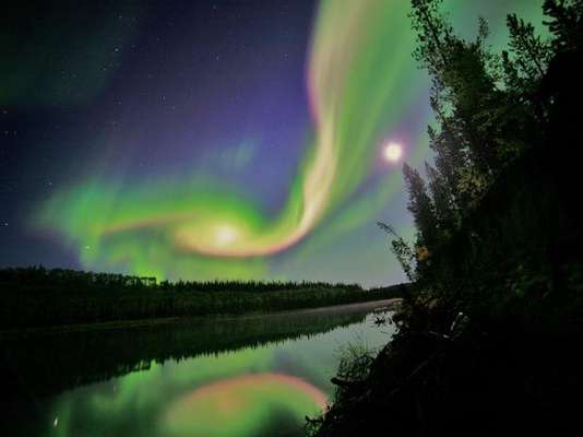 El pasado 31 de agosto, el Sol tuvo una poderosa erupción que viajó a casi 1,5 mil km/s. La iluminación no alcanzó directamente a la Tierra, pero el tres de septiembre interactuó con la magnetosfera y el resultado fue esta aurora boreal.