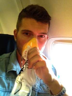 Uno de los pasajeros del avión de Ryanair, Deivid Betancor, se fotografió con la mascarilla tras detectarse los problemas en la aeronave.