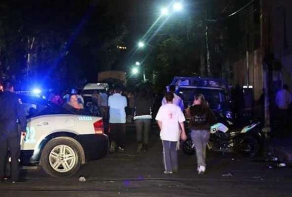 02-septiembre-2012.- Un hombre falleció y cuatro más resultaron lesionados la noche del sábado después de que les dispararon desde un vehículo en movimiento cuando se encontraban en calles de la Delegación Azcapotzalco, DF.