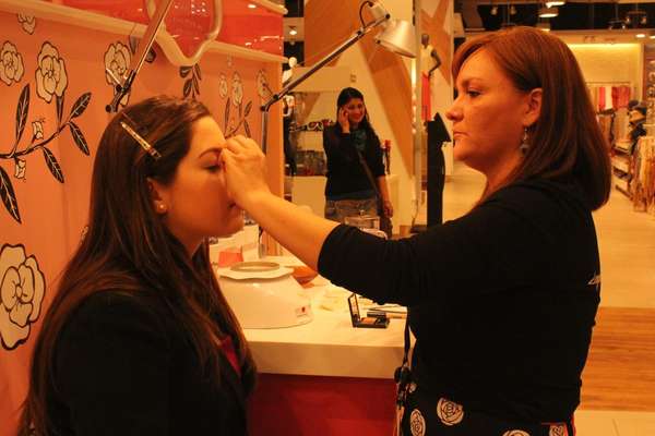 La idea del Bar de Cejas pertenece a Benefit y está presente en 26 países. Ahora llegó a Chile y promete revolucionar la forma en que las mujeres depilan sus cejas. Con sólo 20 minutos en manos de las profesionales de la estética tu cara quedará delineada y tus cejas perfectas. Si quieres acceder a este servicio puedes encontrarlo en los corners de Parque Arauco y Costanera Center de Falabella. No es necesario reservar hora y la atención es inmediata.
