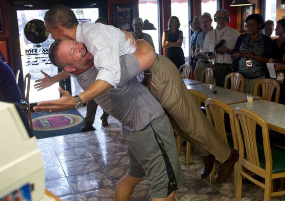 El presidente Barack Obama recibió este domingo en Fort Pierce, Florida, el fuerte abrazo de un seguidor, que logró elevarlo a al menos 30 centímetros del suelo.