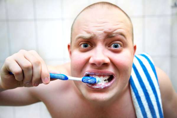 Escova dura limpa melhor Mito. Escovas com cerdas duras agridem aos dentes e a gengiva. A escova mais indicada deve ser ultramacia e com grande quantidade de cerdas, que limpam melhor sem agredir o esmalte dos dentes e a gengiva