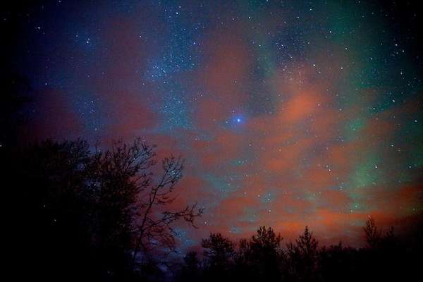 Alasca: região selvagem dos Estados Unidos, o Alasca tem entre suas numerosas atrações a aparição de auroras boreais durante o inverno. Para visualizar o fenômeno nas melhores condições, o ideal é escapar para áreas remotas como o Parque Nacional de Denali, sem esquecer de conferir a previsão de auroras boreais da Universidade do Alasca