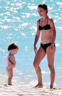 Por lo regular las lunas de miel son de dos personas pero Natalie Portman decidió invitar a su pequeño Aleph al momento romántico que compartió con su esposo Benjamin Millepied.