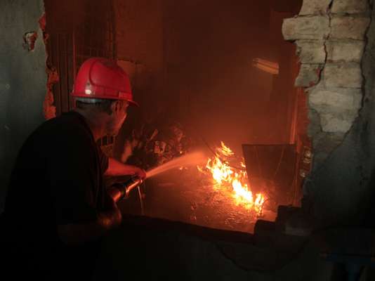 La cifra de muertos por los incendios ocurridos este martes en dos fábricas en las ciudades más grandes de Pakistán subió el miércoles a 271, muchos de los cuales perecieron porque no pudieron escapar de edificios que carecían de salidas de emergencia y de medidas básicas como alarmas y rociadores de agua.
