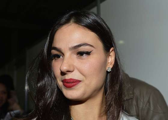 A atriz Ísis Valverde está longe de ser consumista e revela que pensa duas vezes antes de comprar uma peça