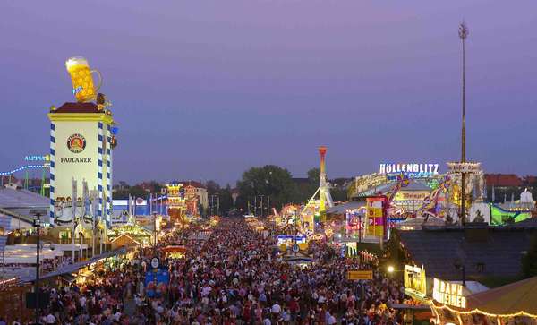 Celebrada em Munique (foto) desde 1810 nas duas semanas que precedem o primeiro domingo de outubro, a Oktoberfest é um sonho para qualquer amante de cerveja e diversão. Diariamente, pessoas se reúnem para apreciar a bebida nacional alemã, vendida em 14 tendas com marcas diferentes, em imensos chopes de um litro. Mas, cuidado, a festa de outubro não é apenas uma ocasião para beber e conta com mais de 200 atrações para a família, como shows e um parque de diversões. Cerca de 5 milhões de visitantes se juntam anualmente e consomem mais de 7 milhões de litros de cerveja durante o período