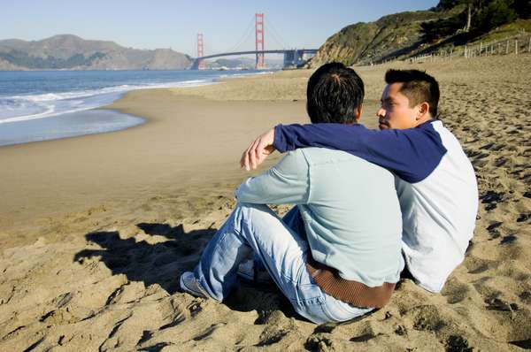 São Francisco, Estados Unidos: cidade gay-friendly por excelência, Sâo Francisco tem incontáveis bandeiras de arco-íris hasteadas em diferentes regiões, mas principalmente no mítico bairro de Castro, ícone entre gays e lésbicas. Nos últimos finais de semana de junho, mais de 500 mil pessoas desfilam pela cidade californiana na sua famosa Parada do Orgulho Gay