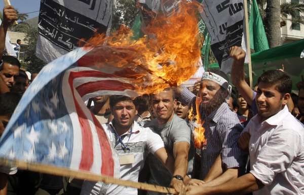 La difusión de un video en Estados Unidos, en el que se ofende al protefa Mahoma, bastó para que la ira islámica despertara y desencadenara una serie de protestas violentas contra embajadas estadounidenses alrededor del mundo, que ya han dejado decenas de heridos y la muerte del diplomático Chris Stevens. Este viernes de oración musulmana se acrecentaron las manifestaciones en países como Túnez, Sudán, Indonesia, entre otros. Te invitamos a que recorras estas revueltas, una a una, de cerca. Advertencia: Algunas fotos contienen material que puede ser considerado como inapropiado para los menores de edad dado lo gráfico del contenido.