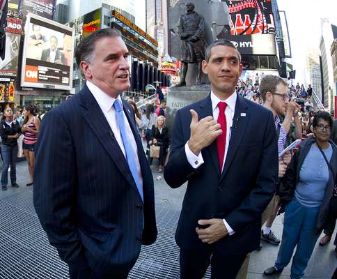 Dicen que la política es el arte de lo posible. Y eso se concretó en Time Square en Manhattan, cuando Mitt Romney y Barack Obama hicieron campaña juntos. Bueno, sus imitadores al menos.