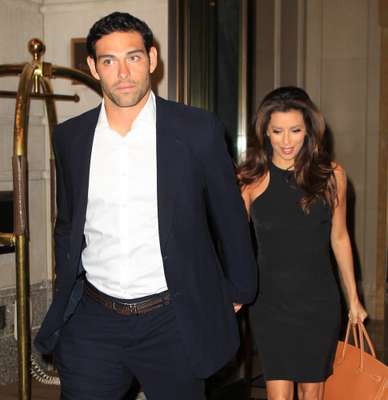Eva Longoria ya se pasea por las mejores fietas con su nuevo chico. La 'mujer desesperada' ha presentado en público a Mark Sánchez, su nueva conquista. La actriz está feliz junto al jugador de los New York Jets.