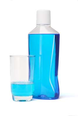 1- Leia a composição do produto - Não use produtos que contenham álcool em sua fórmula. Esse componente resseca a mucosa e provoca uma descamação. A consequência disso é a formação da saburra lingual, que provoca o mau hálito. Também é importante usar produtos que tenham registro da ANVISA.