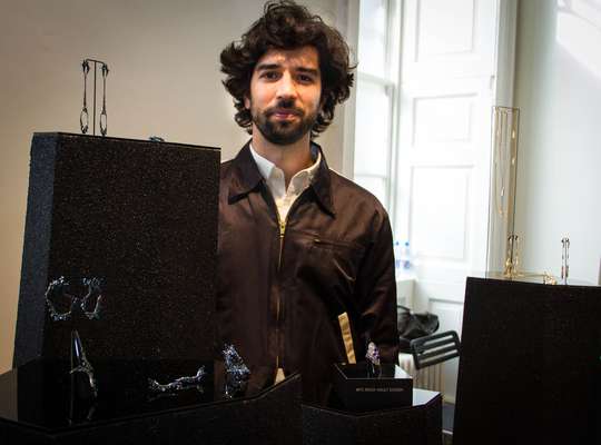 O designer de joias brasileiro Fernando Jorge está mais uma vez entre os destaques da semana de moda de Londres. Além das coleções preparadas por estilistas de todo o mundo radicados na capital britânica, o evento também mostra acessórios que compõe o visual das passarelas. Jorge foi escolhido pela segunda temporada consecutiva para apresentar seu trabalho