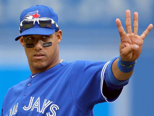 Yuniel Escobar, pelotero cubano de Azulejos de Toronto, jugó ante Boston con la frase "TU ERE MARICON" en un sticker.