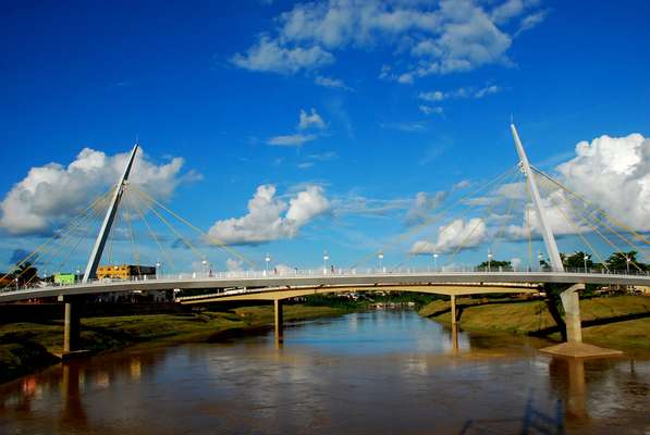 Confira a seguir cartões-postais de capitais do Brasil. Na foto, passarela Governador Joaquim Macedo, Rio Branco, Acre: inaugurada há dois anos, a Passarela Governador Joaquim Macedo rapidamente se transformou em um dos principais cartões-postais da cidade. Ponte estaiada usada apenas por pedestres e ciclistas, a passarela cruza o rio Acre numa extensão de 200 metros