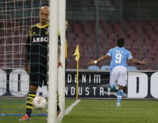 El chileno fue la figura de la cancha al anotar los tres goles en la victoria de su elenco por 4-0 ante AIK de Suecia en el estreno de la Europa League.