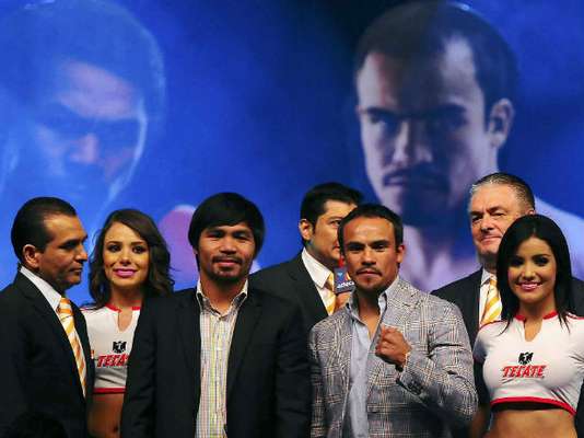 En el evento, ambos pugilistas estuvieron escoltados por bellas edecanes.
