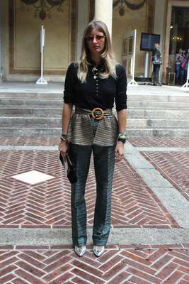 A fashionista capturou imediatamente as tend&ecirc;ncias peplum, clutch, sapato prateado e camisa masculina