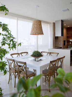 Neste terraço ao lado da sala de almoço os moradores apreciam a bela paisagem enquanto fazem suas refeições. O projeto é de Débora Aguiar. Informações: (11) 3889-5887