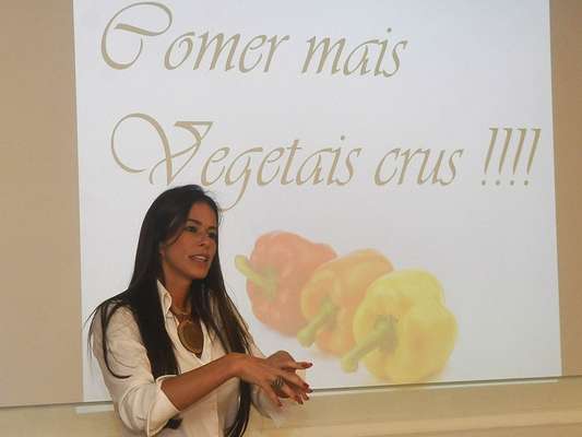 A nutricionista funcional Flávia Cyfer explica que o consumo de produtos orgânicos é uma alimentação sem nenhum desses venenos"