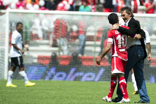 Antes del encuentro, Sinha y Ricardo La Volpe se saludaron cordialmente.
