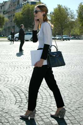 Ao lado do preto total e das estampas coloridas, é a mistura de preto e branco que tem feito mais sucesso entre o público que circula pela semana de moda de Paris. Veja looks a seguir