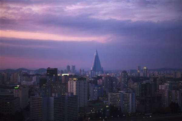 Por primera vez han salido a la luz imágenes del interior de un gigantesco hotel de estructura piramidal que está en construcción en el centro de Pyongyang desde hace 25 años.