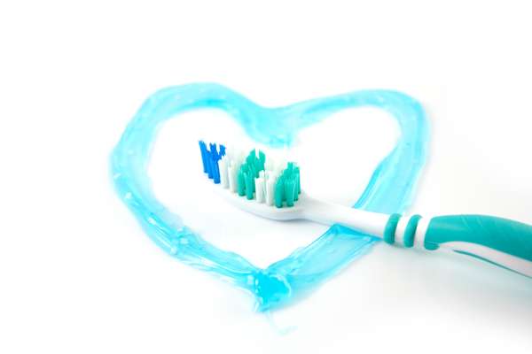 É difícil saber qual é a melhor forma de fazer a higiene bucal. Muitos mitos ainda são divulgados, conselhos da vovó que não se aplicam mais e falta de tempo para marcar horário no dentista. Para facilitar a vida, o cirurgião-dentista, Hugo Roberto Lewgoy, professor de Odontologia da faculdade Uniban Anhanguera, tira dúvidas com um manual de 10 dicas para uma higiene oral perfeita.