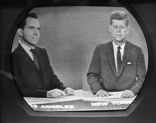 El primer debate televisivo fue el 26 de septiembre de 1960 y no sólo pasó a la historia por ser el primero, sino por lo que generó. Richard Nixon llegó a los estudios de WBBM de Chicago como vicepresidente republicano y todo a favor. Del otro lado estuvo John Kennedy.