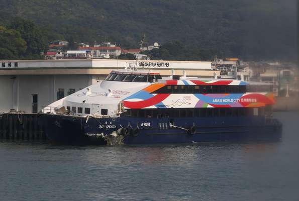 En lo que sería la peor tragedia marítima ocurrida en la excolonia británica en los últimos 40 años, al menos 38 personas murieron y cerca de un centenar resultaron heridas en el choque entre dos barcos de pasajeros en Hong Kong. Hasta el momento se han detenido seis personas como presuntos responsables de este trágico suceso. Mira las fotos a continuación: