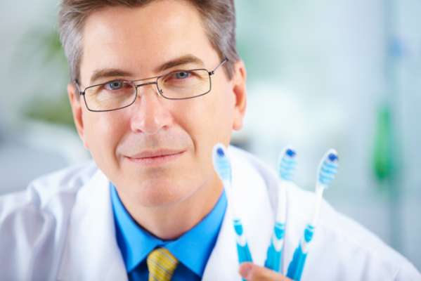Nas prateleiras são muitas marcas, números, tipos de escova de dentes. Para saber qual a mais indicada, nada melhor do que consultar o dentista. Ele é o único que pode indicar o formato ideal para a necessidade de cada paciente.