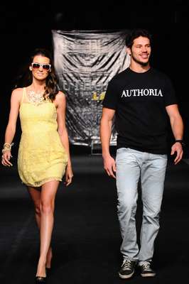 O ator José Loreto mostrou desenvoltura na noite desta sexta-feira (05) na passarela do Fortaleza Fashion Week