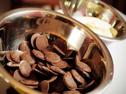 Ingredientes para o bronwie (rende 18 porções): 2 xícaras de farinha de trigo / 1 pitada de sal / 150 g de chocolate meio amargo / 150 g de manteiga ou margarina / 3 ovos / 1 colher (chá) de baunilha / 1 ½ de açúcar refinada. Para a cobertura: 150 d de chocolate picado / ½ lata de creme de leite / 100 g de bala de caramelo e chocolate blossoms de caramelo