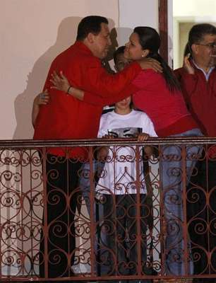 El recién reelegido presidente Hugo Chávez festeja su victoria en el balcón presidencial ante miles de seguidores