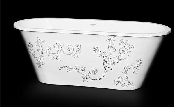 Adornada artesanalmente com 4030 cristais Swarovski, a banheira é um modelo especial da fábrica Sabbia, que produziu apenas 10 peças como esta