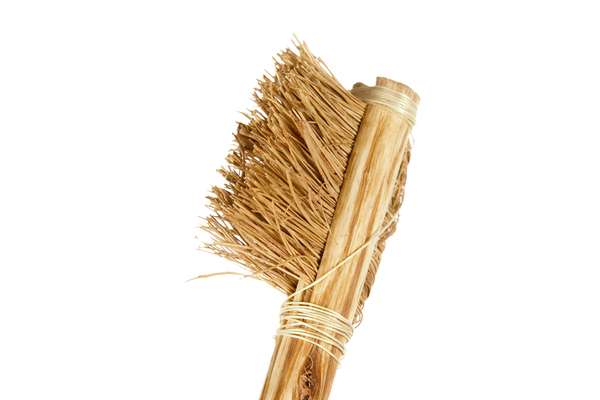O homem já usou galhos, folha e até palitos de ouro para limpar os dentes. Por um longo período as escovas eram feitas com um osso como cabo e pelos de animais como cerdas. Uma escova mais parecida com a que usamos hoje, achada por paleontólogos na Europa, tem cerca de 300 anos. As cerdas de náilon, como conhecemos, surgiu apenas em 1938.