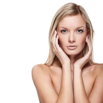 Vitamina E encontrada em alimentos, cosméticos e tratamentos estéticos deixa a pele firme, devolvendo a beleza e luminosidade das cútis sensíveis e irritadas