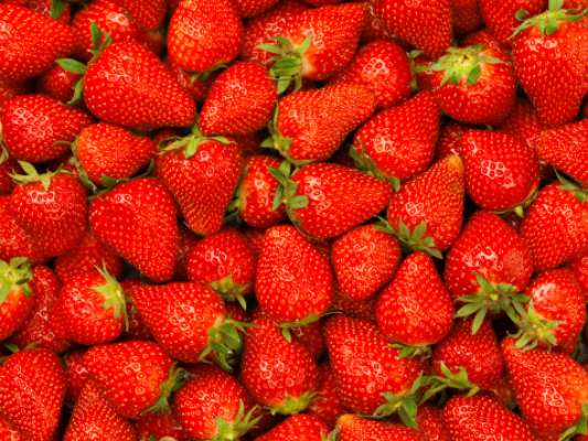 Além de saborosas, as frutas proporcionam nutrientes e muitos benefícios à saúde. Veja 25 benefícios que as frutas trazem: Morango - o ácido elágico, um antioxidante encontrado no morango, protege as células da pele contra os danos dos raios ultravioletas e, assim, pode prevenir rugas. A descoberta é da Universidade Hallym, da República da Coréia