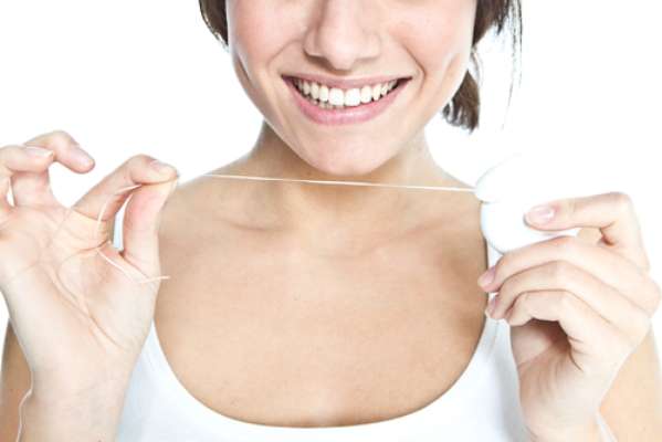 Há quem prefira passar o fio dental antes de escovar os dentes, outros passam depois da escovação, e há, ainda, aqueles que esquecem completamente dessa etapa da higiene bucal. O perigo é deixar acumular restos de alimentos entre os dentes, naqueles espaços tão apertados que só o fio dental consegue chegar.