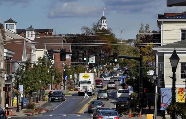 Bien dicen que 'pueblo chico, infierno grande' y este caso no es para menos. Kennebunk, una pequeña localidad de Maine, se encuentra en el ojo del huracán luego de que se develara un caso de prostitución que ha sacudido a decenas de hombres, quienes aparentemente sostuvieron relaciones sexuales con una chica instructora de zumba. El tema es la publicidad de la lista de los clientes, entre los cuales se encuentran conocidas personalidades del pueblo, como políticos y profesionales.