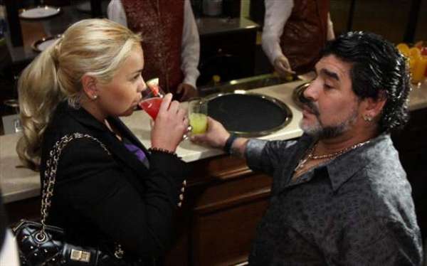 Diego Maradona habría cortado recientemente de manera escandalosa su relación de 8 años con Verónica Ojeda, quien se encuentra embarazada de más de cuatro meses. Así lo publicó en su tapa el diario Crónica, que aseguró que el ex jugador la abandonó y le dijo que no le dará su apellido al hijo que esperan. Repasá en fotos la vida pública de la pareja