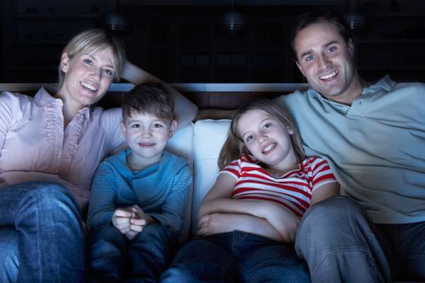 Ver una película en casa. Rentar un filme ronda más o menos los 30 pesos por título. Así, tienes la comodidad de disfrutar en compañía y sin salir de casa. Las palomitas te cuestan entre 10 y 12 pesos la bolsa para hornear, aunque otra opción es comprar el maíz palomero y hacer tus propias palomitas en casa (la adquieres en el supermercado, cuesta menos de 10 pesos y te alcanza para tres o cuatro tazones familiares).