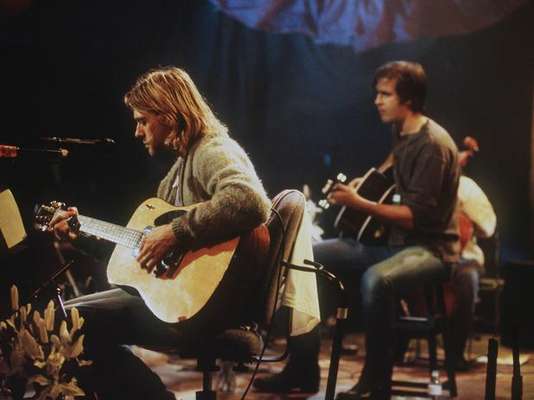 1.- La revista NME realizó una publicación con los 50 mejores riffs de la historia. Seguramente conoces muchos de estos clásicos temas del rock. Aquí te presentamos enl top 10 de este conteo, encabezado por Nirvana.