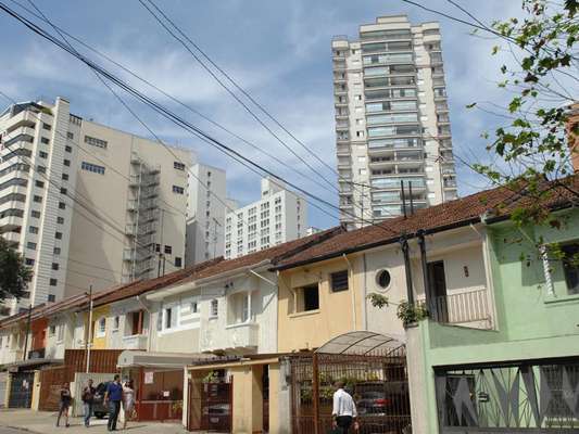 As ruas de pequenos sobrados ainda são parte da paisagem da Vila Mariana, que hoje abriga também prédios modernos e edificações históricas