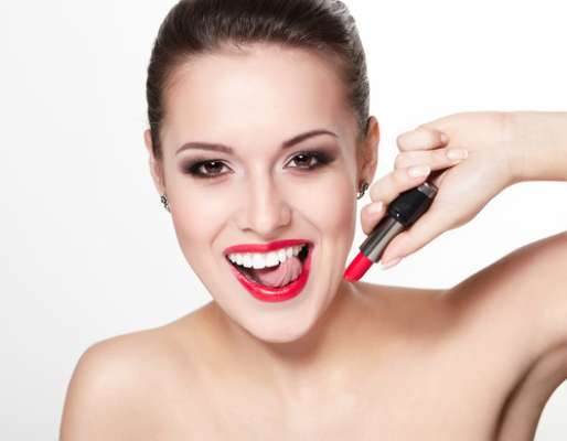 Batom vermelho é um clássico, nunca sai de moda. Qualquer look básico e uma cara limpa se transformam com esse toque de sensualidade. Mas, para acabar com o glamour, basta que o batom migre dos lábios para os dentes.