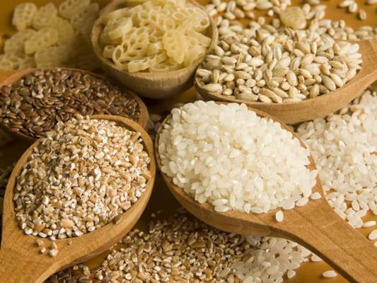 Cereais integrais: eles são repletos de vitaminas que impulsionam o sistema imunológico e que ajudam a acalmar um resfriado forte. Que tal adicionar cevada ou arroz selvagem em sua sopa favorita?