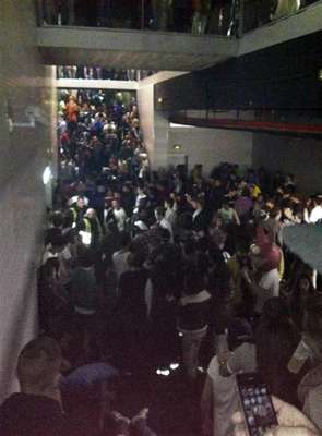 Tres jóvenes han muerto y otras dos permanecen en estado crítico al sufrir paradas cardiorrespiratorias durante una gran fiesta de Halloween que se celebraba en el pabellón deportivo Madrid Arena de la capital. En la imagen, "agolpamiento" en el pasillo que comunica con la pista central del recinto.