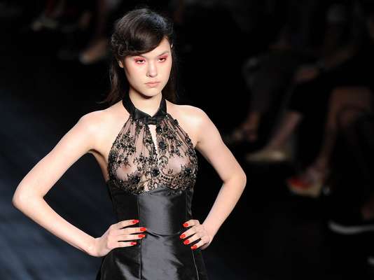 Os estilistas do SPFW abusaram da transparência na 34ª edição do evento. O vestido de R. Rosner prova que a tendência veio para ficar